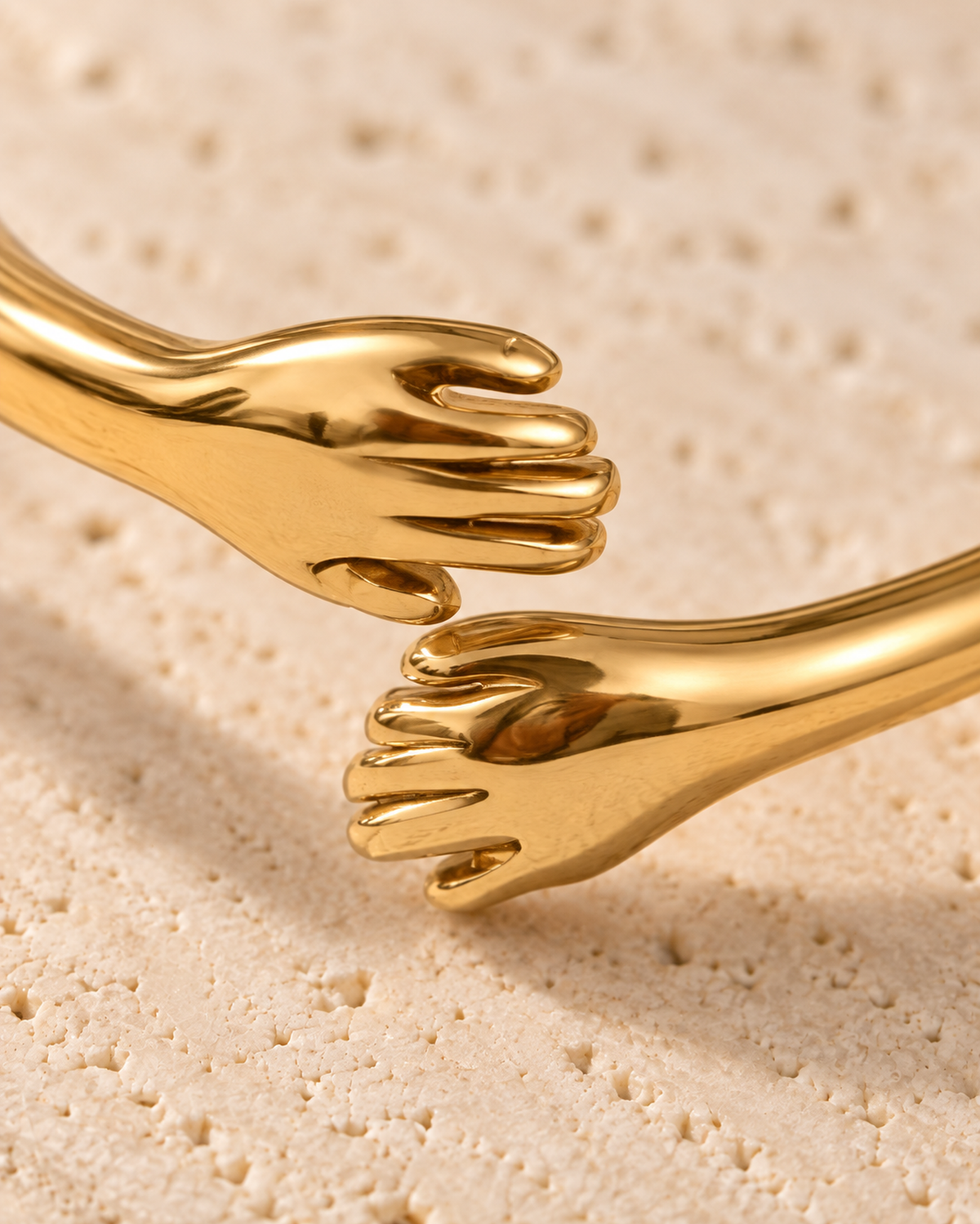 Abbraccio Hug Ring detail in goudkleur