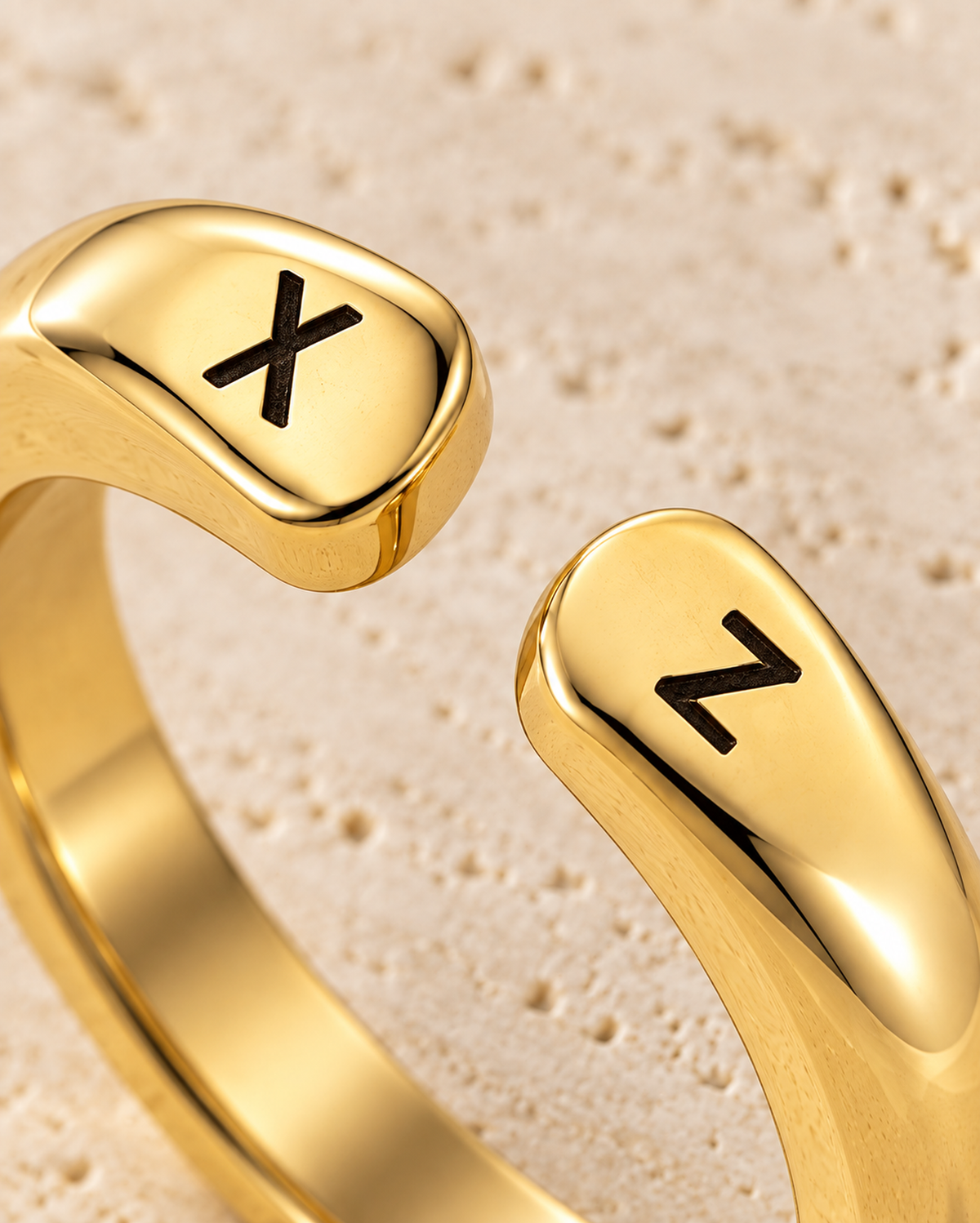 Double Initial Ring detail in goudkleur