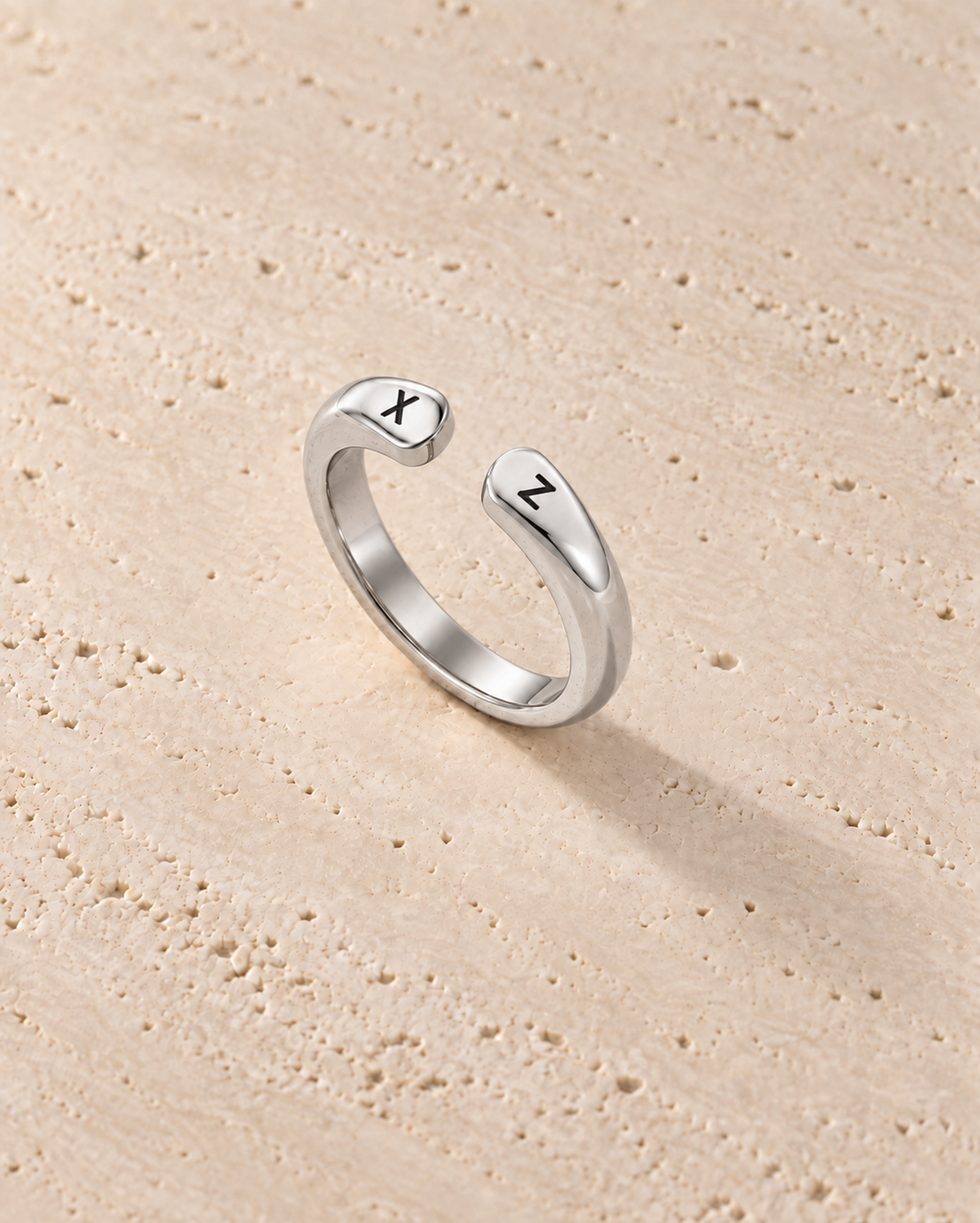 Double Initial Ring in gepolijst zilverkleur
