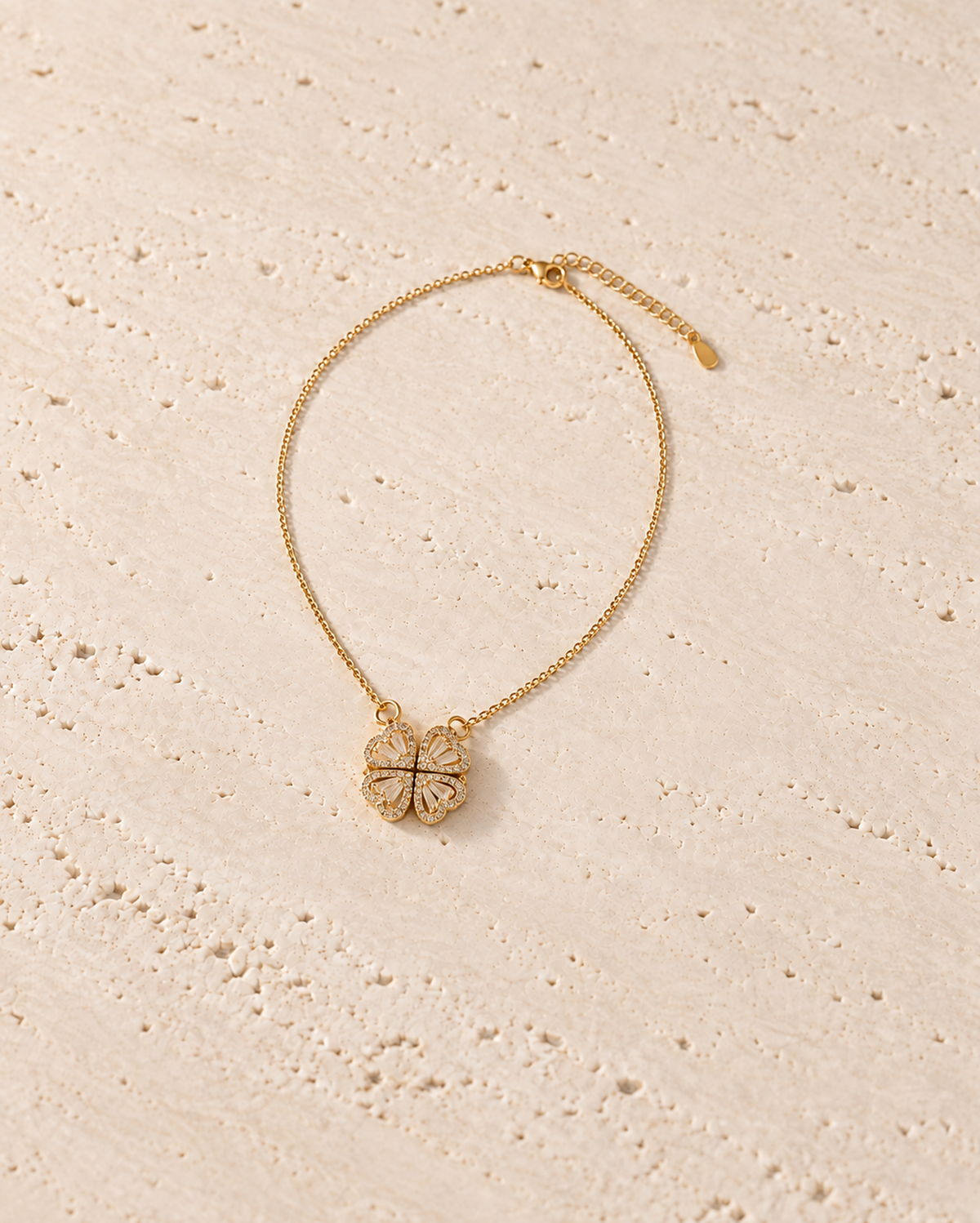 Fortuna Clover Necklace in goudkleur op warm travertin