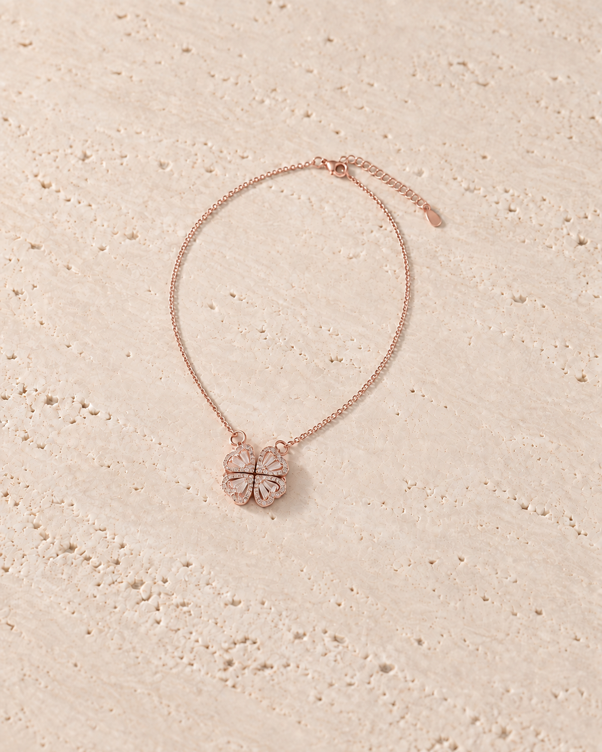 Fortuna Clover Necklace in goudkleur op warm travertin