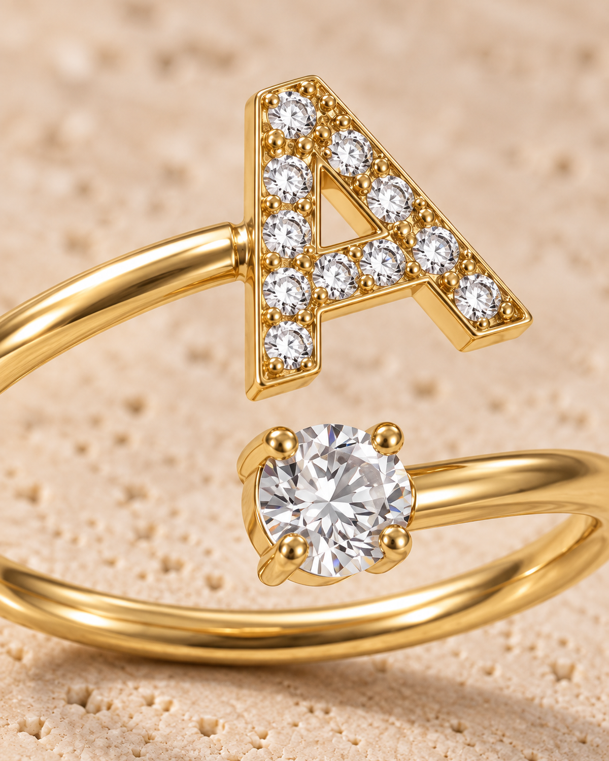 Initiale A Ring detail in goudkleur