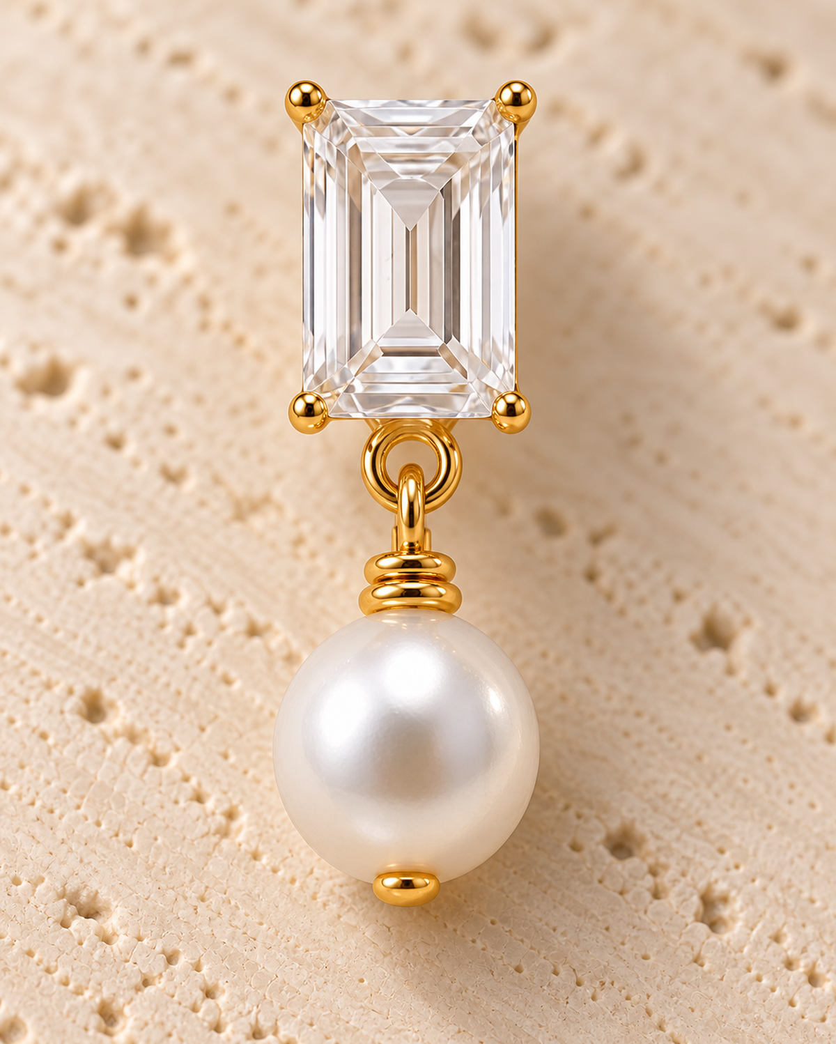 Luce Pearl Drop Earrings detail in goudkleur