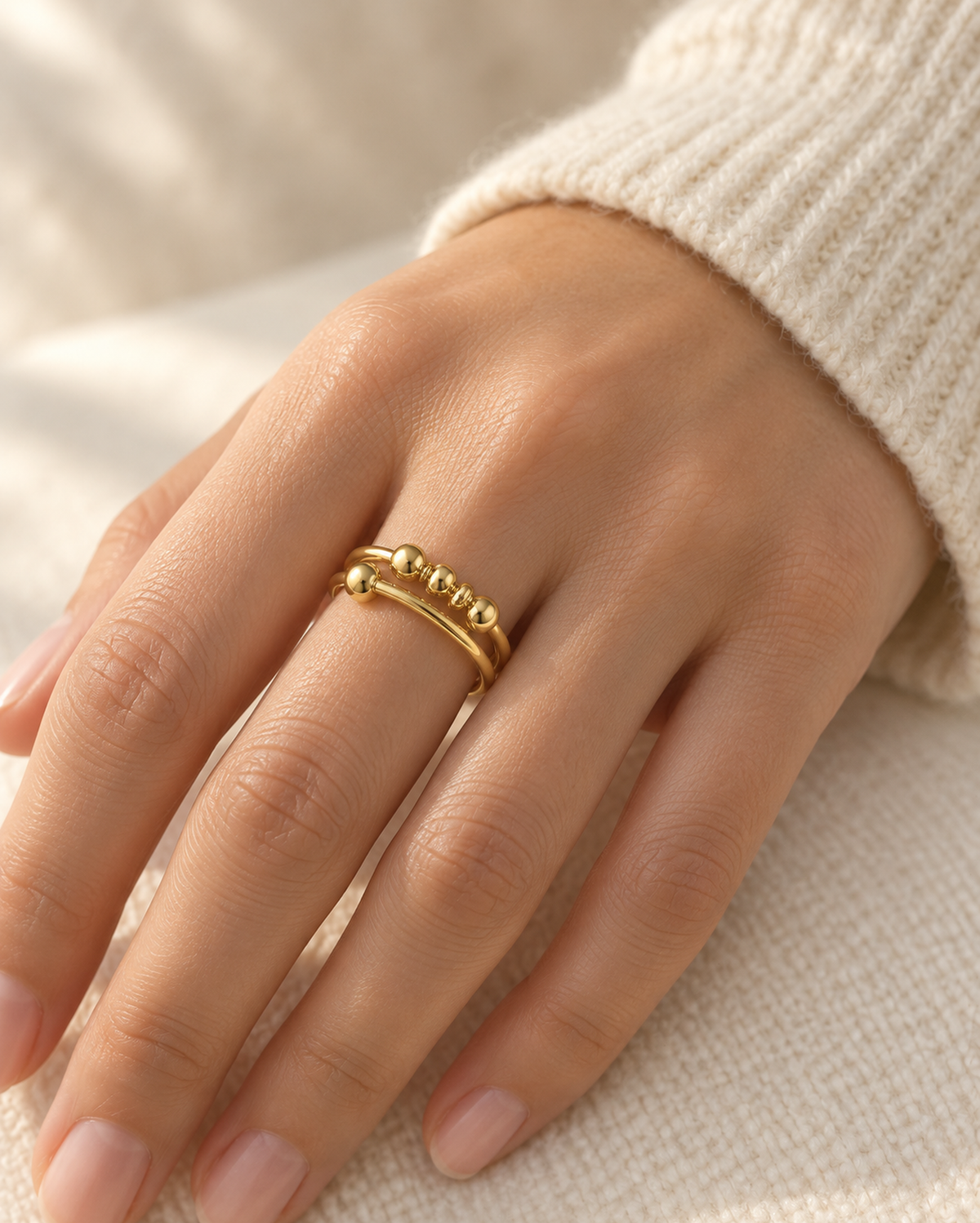 Mira Beaded Ring gedragen in goudkleur