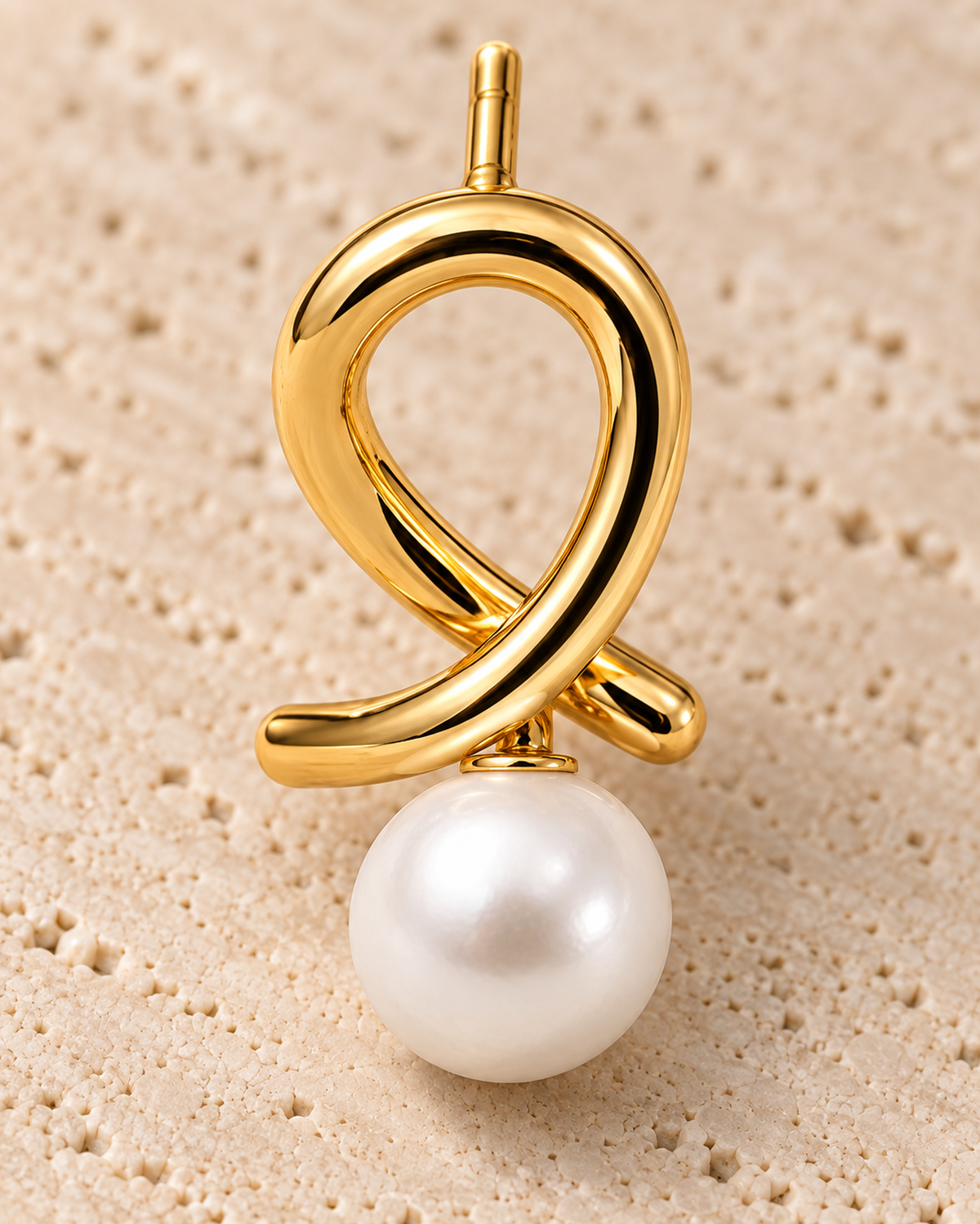 Nodo Pearl Drop Earrings detail in goudkleur