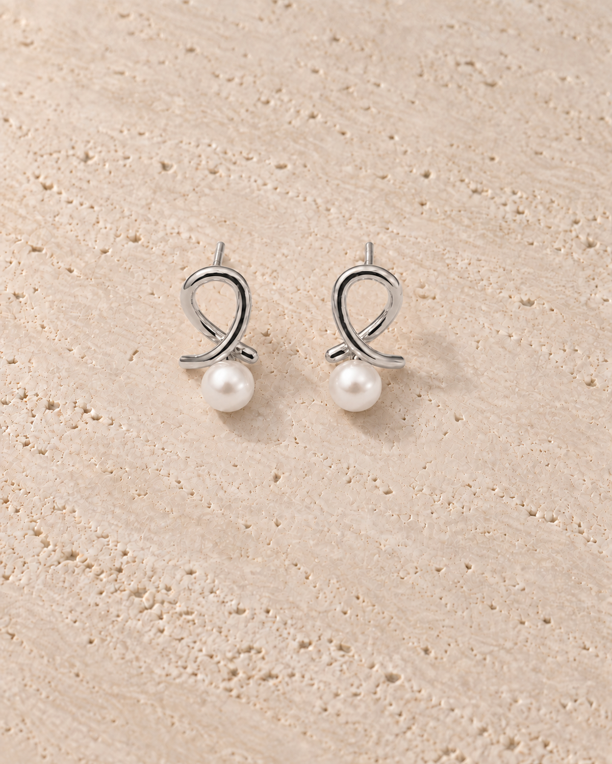 Nodo Pearl Drop Earrings in gepolijst zilverkleur