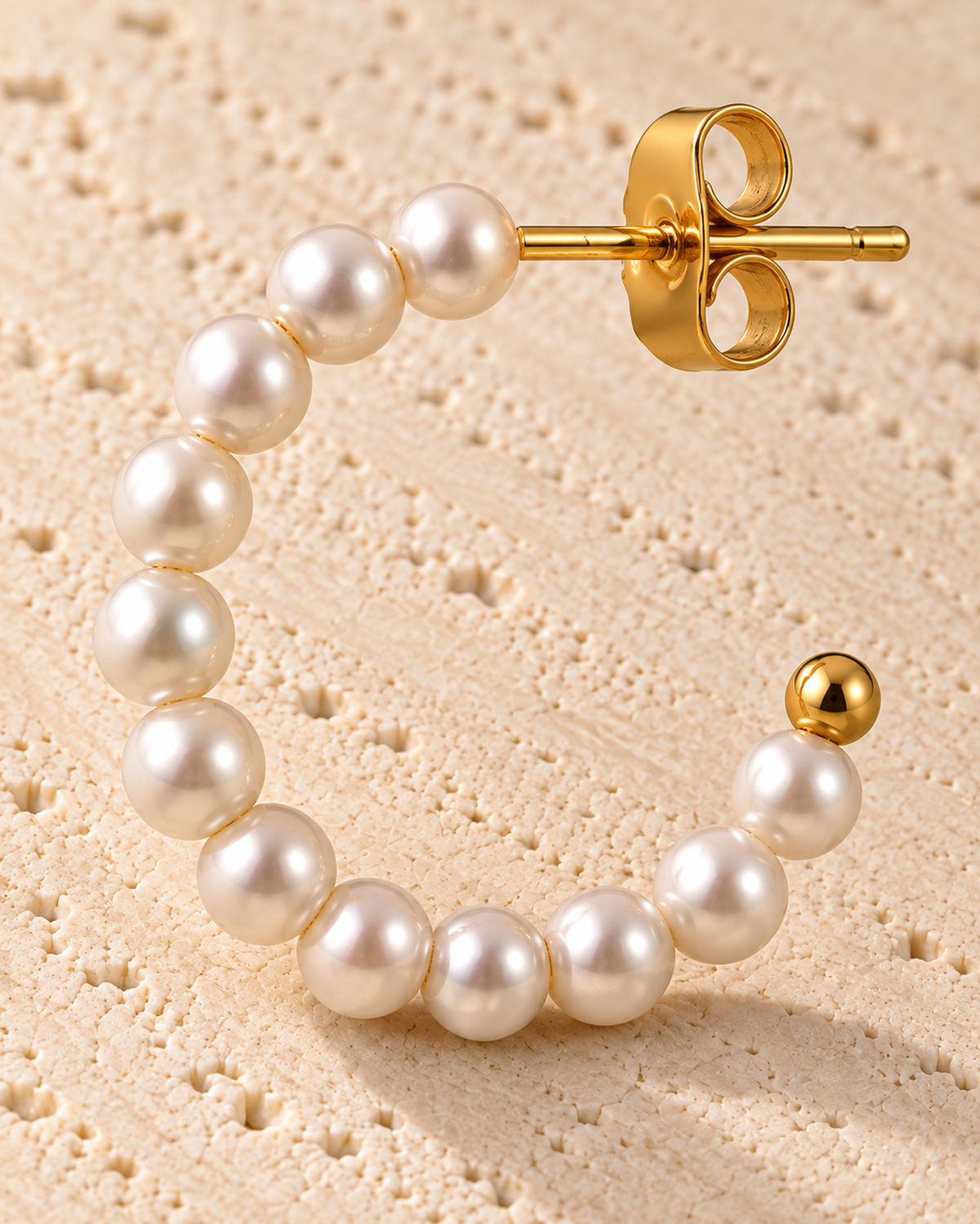 Perla Pearl Hoop Earrings detail in goudkleur