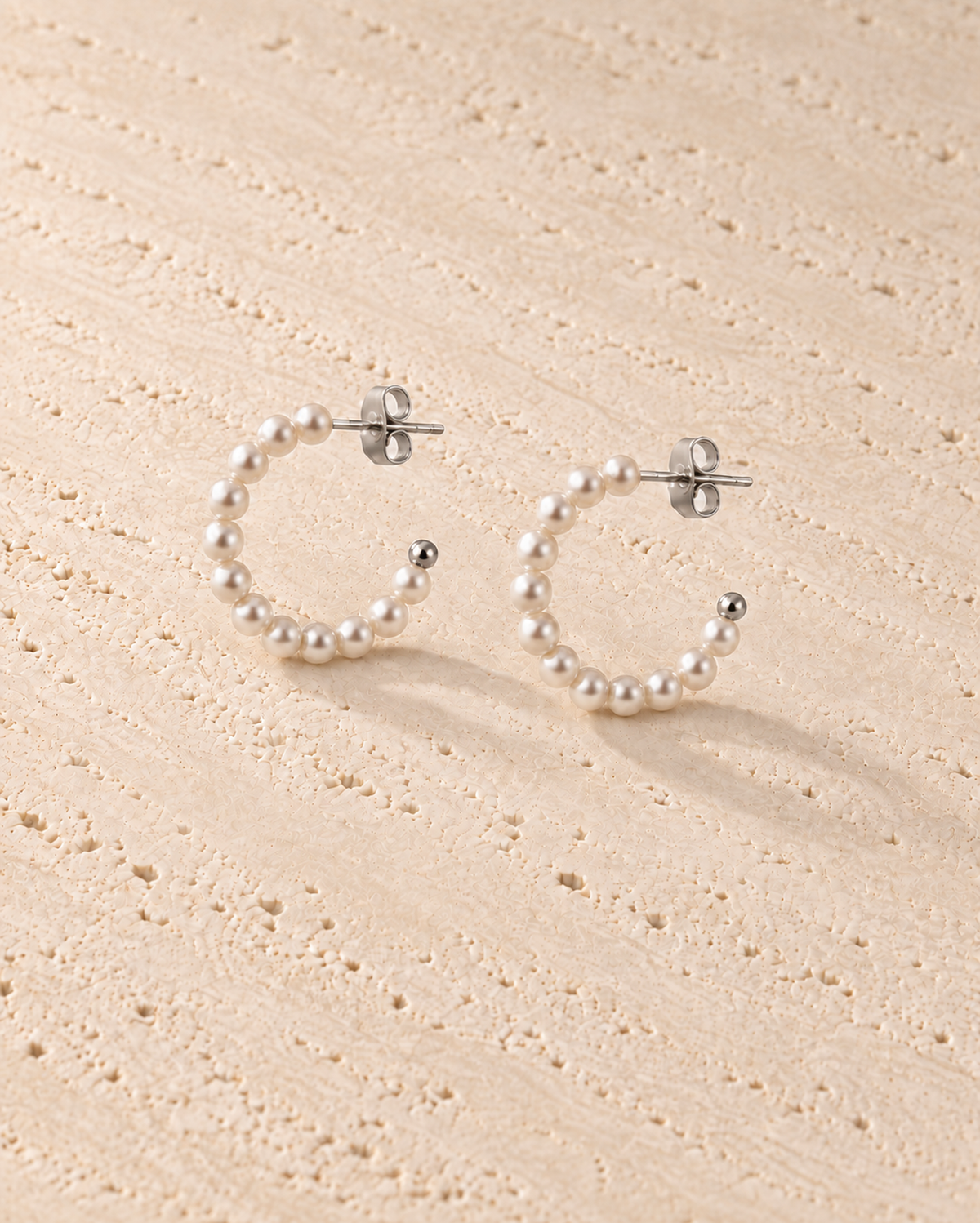 Perla Pearl Hoop Earrings in gepolijst zilverkleur