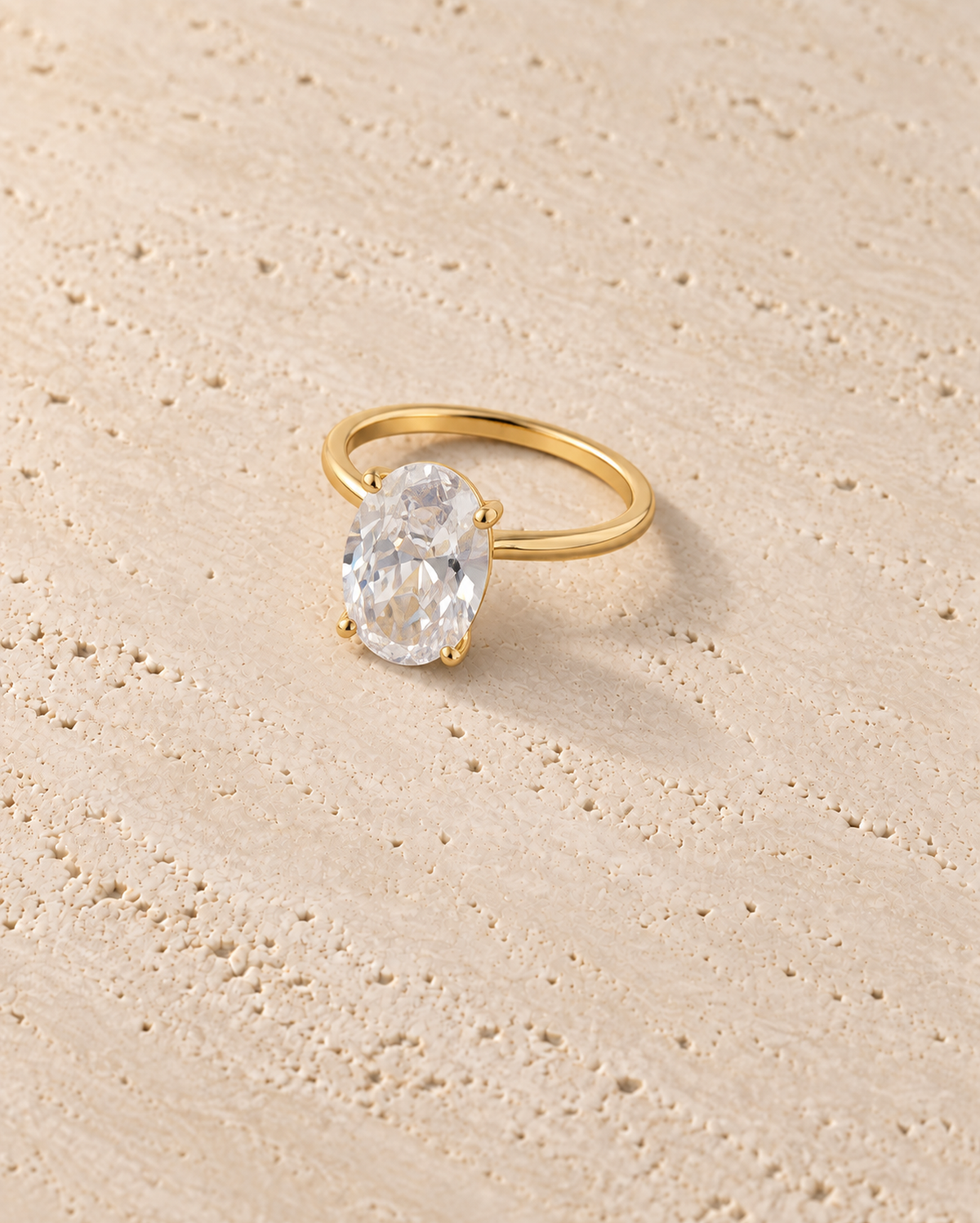 Promessa Oval Ring in goudkleur op warm travertin